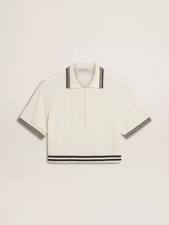 Polo corto de algodón blanco desgastado para mujer con ribetes azules