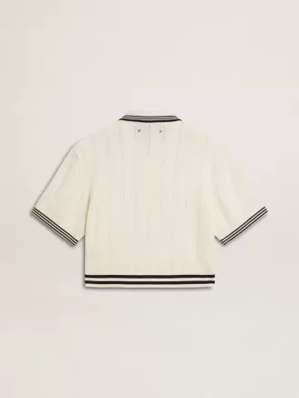 Polo corto de algodón blanco desgastado para mujer con ribetes azules