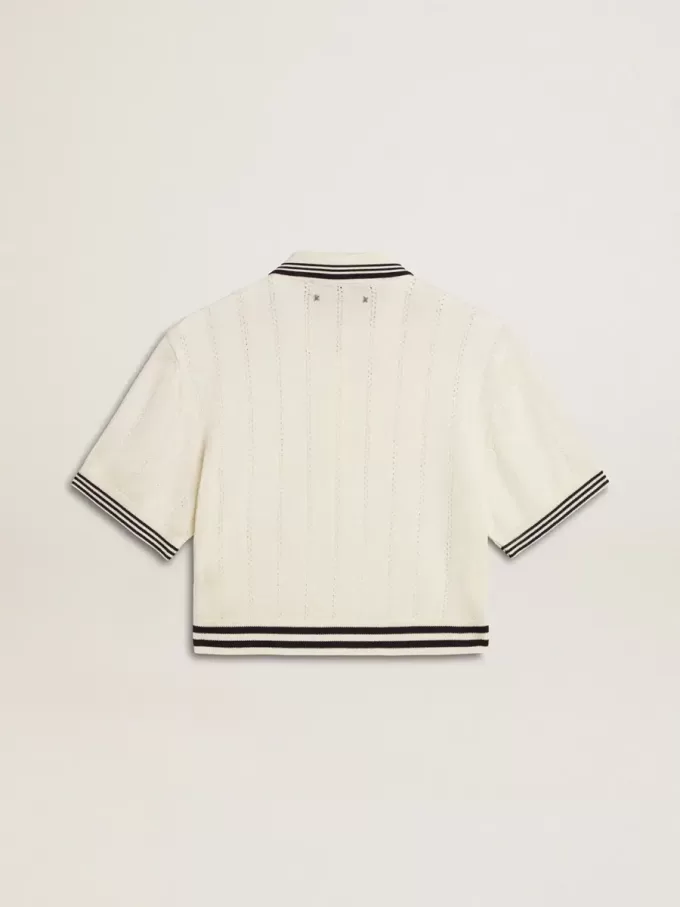 Polo corto de algodón blanco desgastado para mujer con ribetes azules