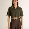 Polo corto de mujer en jersey verde militar con bordado