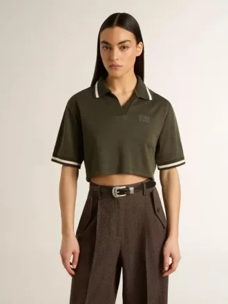 Polo corto de mujer en jersey verde militar con bordado