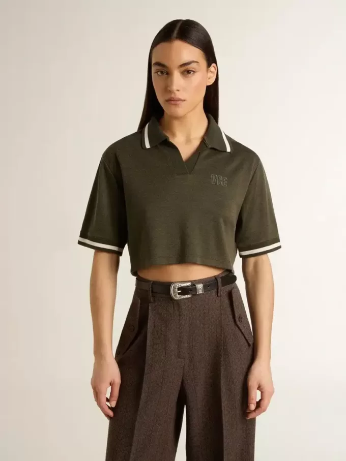 Polo corto de mujer en jersey verde militar con bordado