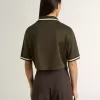 Polo corto de mujer en jersey verde militar con bordado