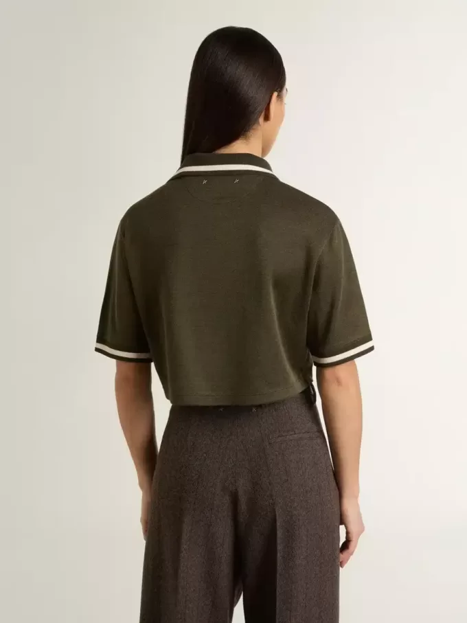 Polo corto de mujer en jersey verde militar con bordado
