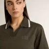Polo corto de mujer en jersey verde militar con bordado