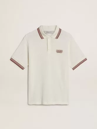 Polo de hombre en punto perforado blanco con detalles de rayas burdeos