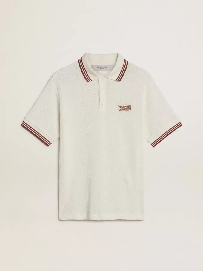 Polo de hombre en punto perforado blanco con detalles de rayas burdeos Polo de hombre en punto perforado blanco con detalles de rayas burdeos