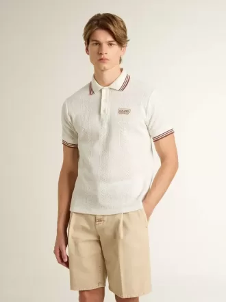 Polo de hombre en punto perforado blanco con detalles de rayas burdeos