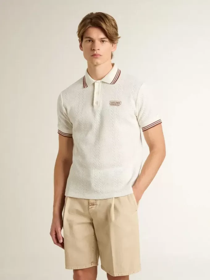 Polo de hombre en punto perforado blanco con detalles de rayas burdeos Polo de hombre en punto perforado blanco con detalles de rayas burdeos