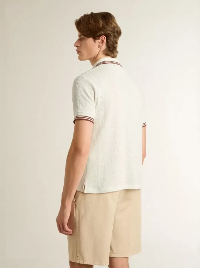Polo de hombre en punto perforado blanco con detalles de rayas burdeos Polo de hombre en punto perforado blanco con detalles de rayas burdeos