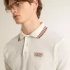 Polo de hombre en punto perforado blanco con detalles de rayas burdeos Polo de hombre en punto perforado blanco con detalles de rayas burdeos