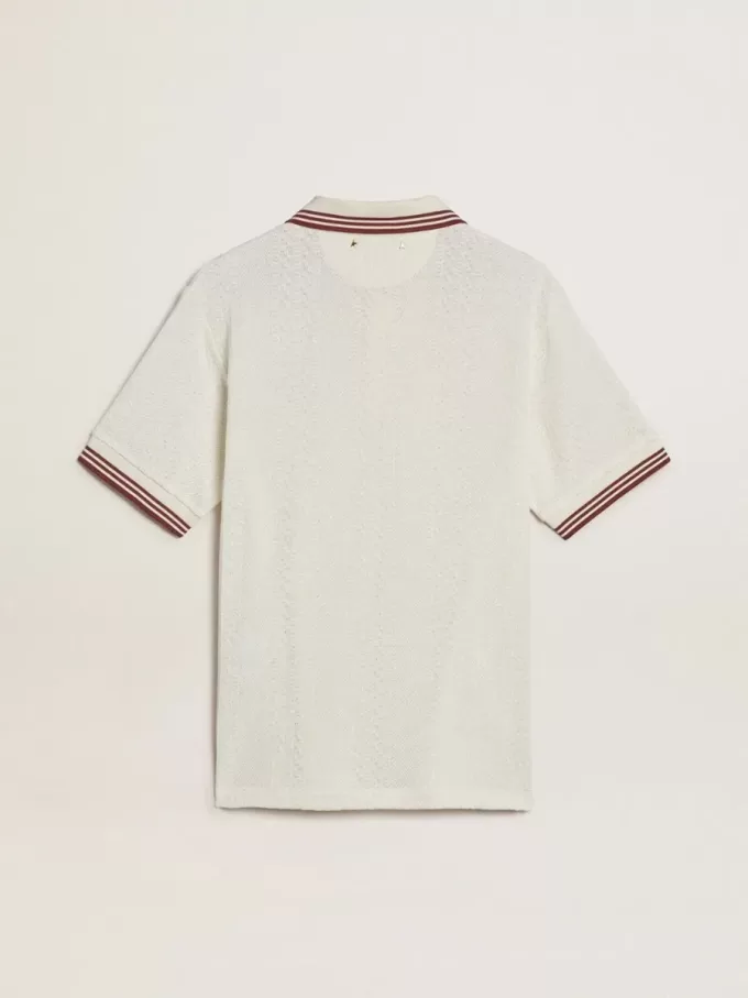 Polo de hombre en punto perforado blanco con detalles de rayas burdeos Polo de hombre en punto perforado blanco con detalles de rayas burdeos