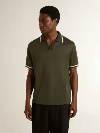 Polo de jersey verde militar para hombre con bordado