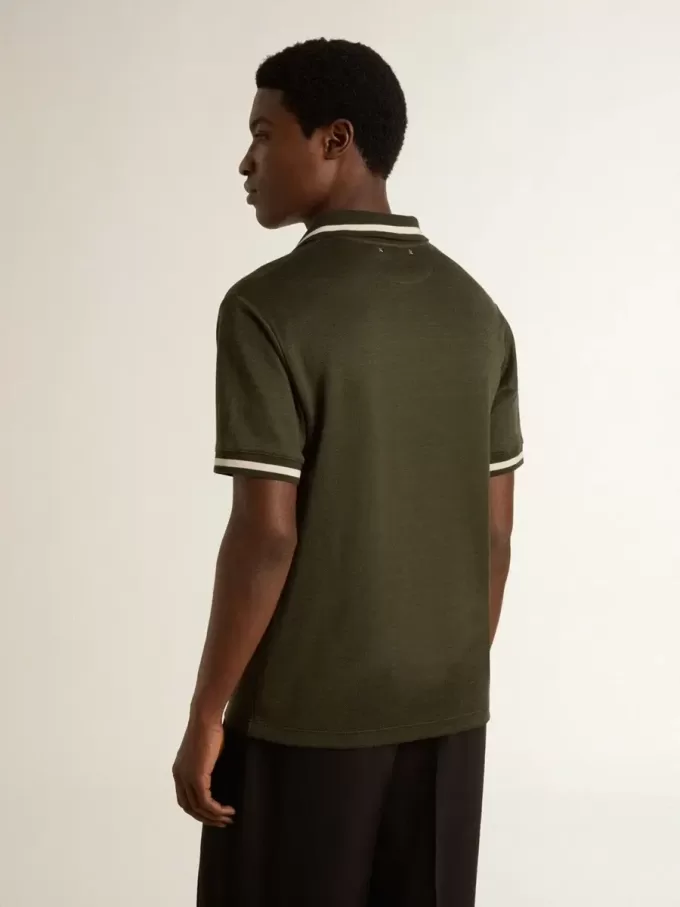 Polo de jersey verde militar para hombre con bordado