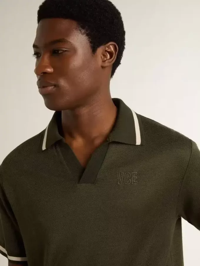 Polo de jersey verde militar para hombre con bordado