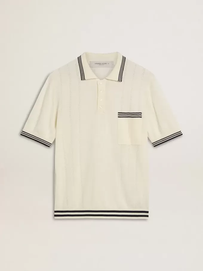 Polo de punto blanco desgastado para hombre con ribetes azules