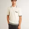 Polo de punto blanco desgastado para hombre con ribetes azules
