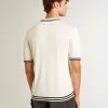 Polo de punto blanco desgastado para hombre con ribetes azules