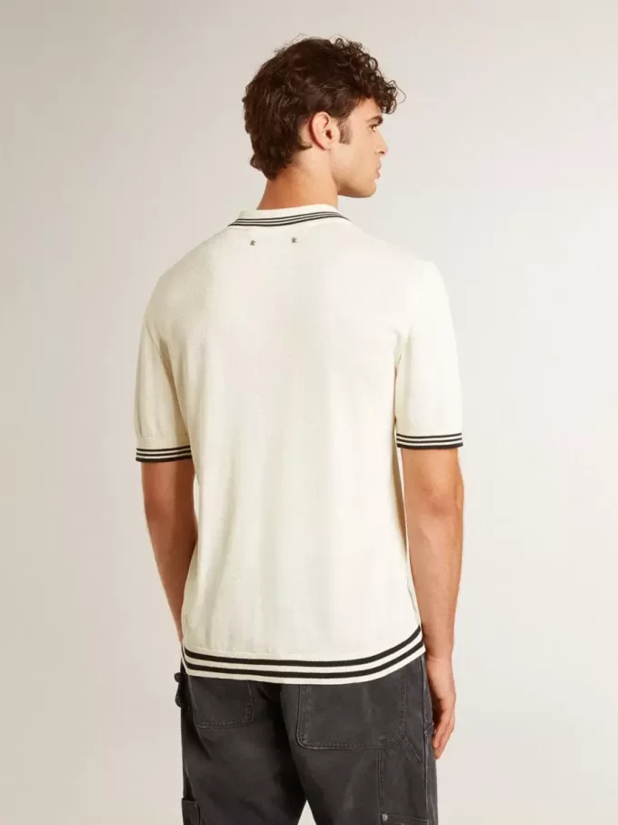 Polo de punto blanco desgastado para hombre con ribetes azules