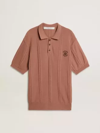 Polo para hombre en color ladrillo con logotipo bordado.