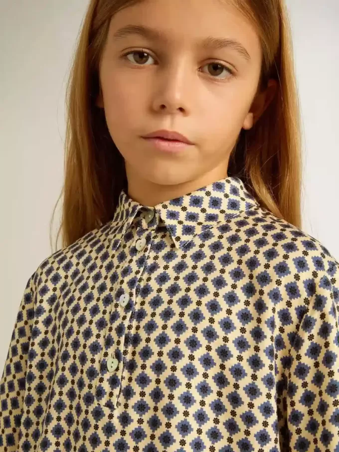 Polo para niña con estampado geométrico