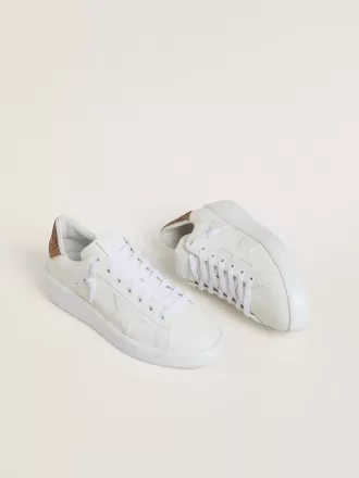 Purestar para mujer con estrella de cuero blanco y lengüeta del talón con cristal marrón