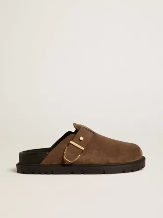 Sabot Lucy para mujer en ante gris paloma con hebilla metálica dorada