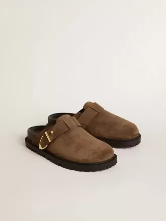 Sabot Lucy para mujer en ante gris paloma con hebilla metálica dorada