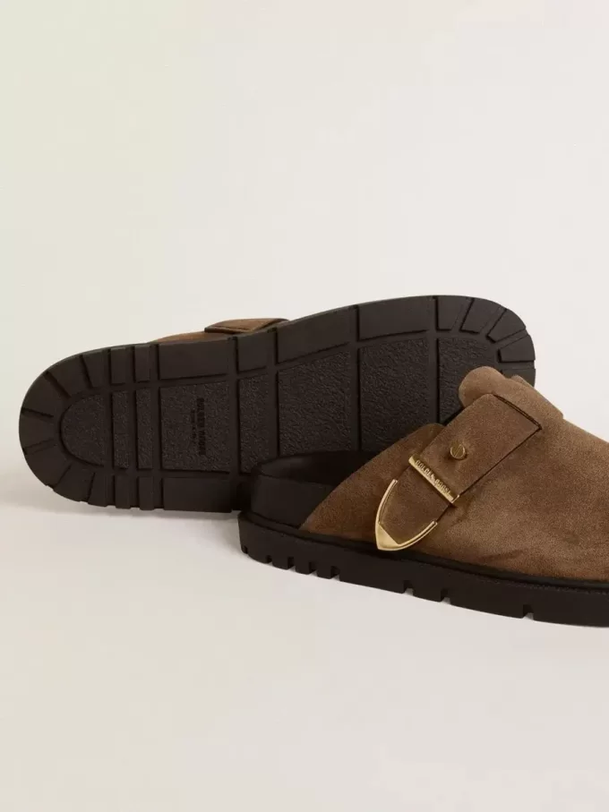 Sabot Lucy para mujer en ante gris paloma con hebilla metálica dorada Sabot Lucy para mujer en ante gris paloma con hebilla metálica dorada