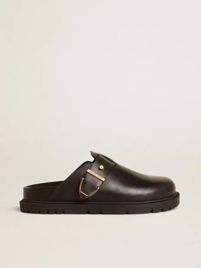 Sabot Lucy para mujer en piel negra brillante con hebilla metálica dorada