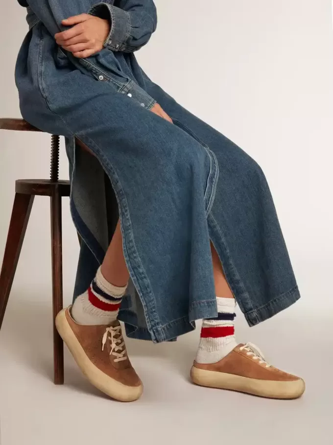 Sabot Space-Star para mujer en ante color tabaco con estrella perforada