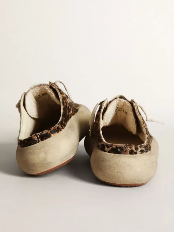 Sabot Space-Star para mujer en piel de potro con estampado de leopardo y estrella negra