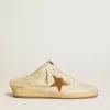 Sabots Ball Star de piel con estrella de ante y forro de borreguillo beige Sabots Ball Star de piel con estrella de ante y forro de borreguillo beige