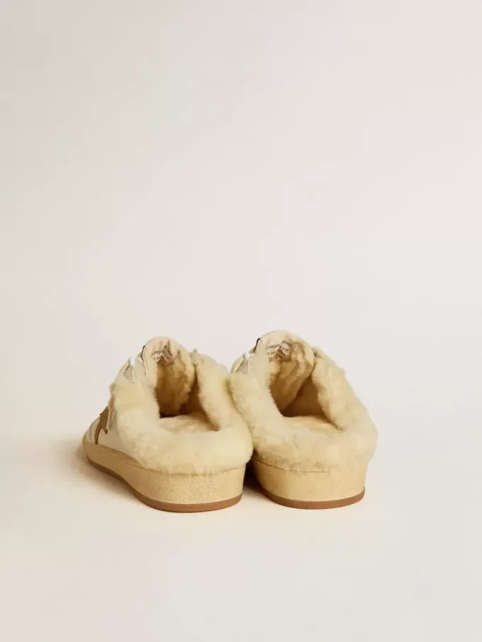 Sabots Ball Star de piel con estrella de ante y forro de borreguillo beige Sabots Ball Star de piel con estrella de ante y forro de borreguillo beige