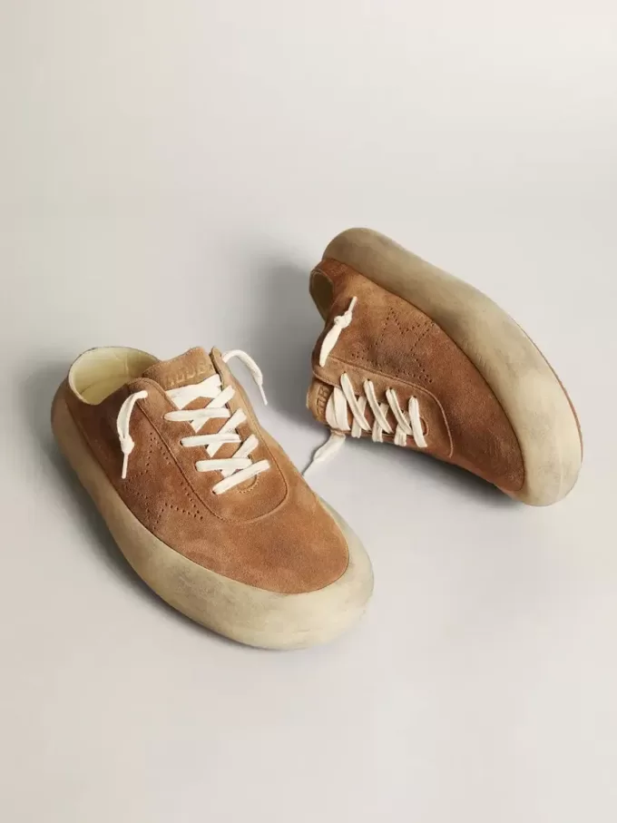 Sabots Space-Star para hombre en ante color tabaco con estrella perforada Sabots Space-Star para hombre en ante color tabaco con estrella perforada