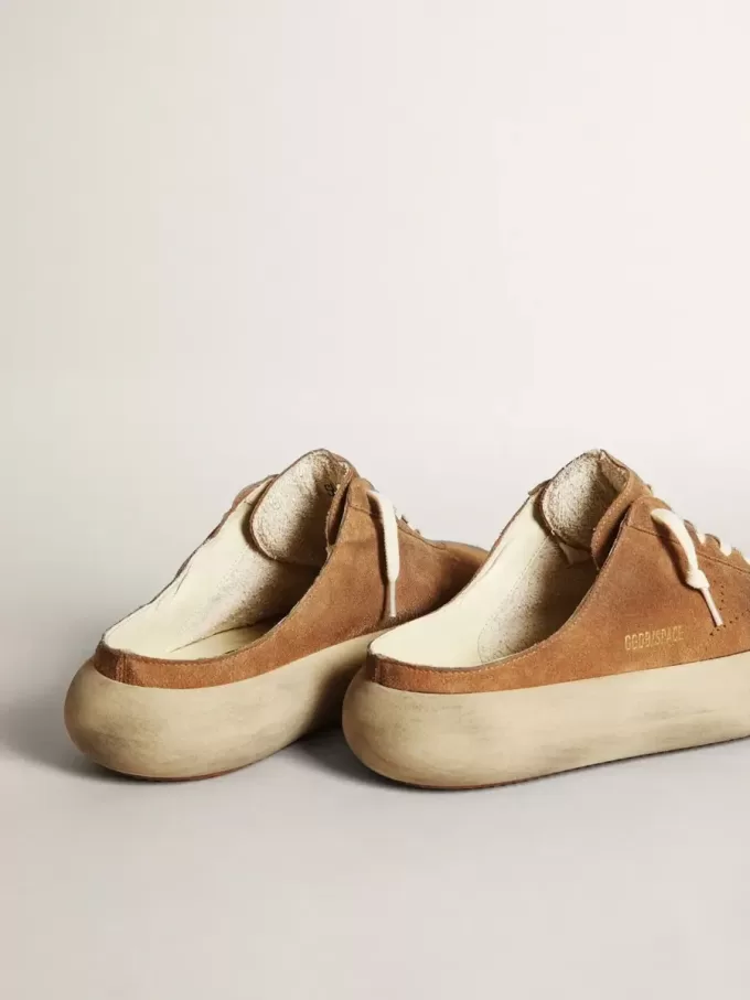 Sabots Space-Star para hombre en ante color tabaco con estrella perforada Sabots Space-Star para hombre en ante color tabaco con estrella perforada