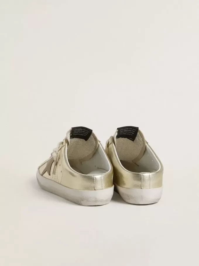 Sabots Super-Star en piel platino metalizada con estrella de ante beige