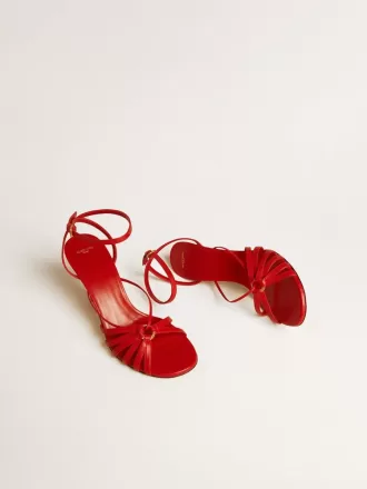 Sandalias de tacón alto Nico en piel napa roja con cadena dorada.