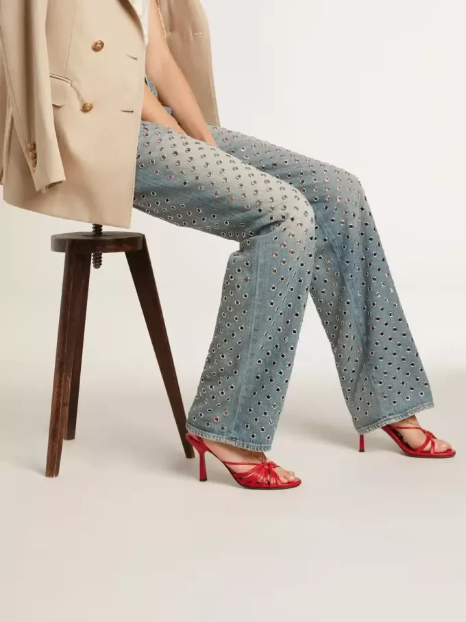 Sandalias de tacón alto Nico en piel napa roja con cadena dorada.