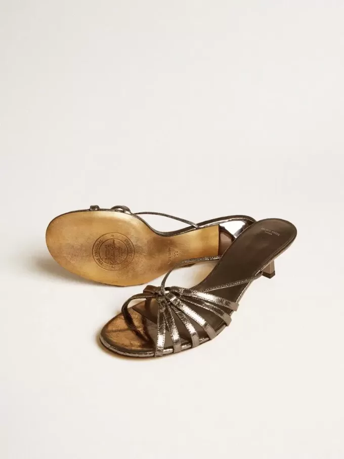 Sandalias Nico con tacón bajo en piel gris metalizada Sandalias Nico con tacón bajo en piel gris metalizada