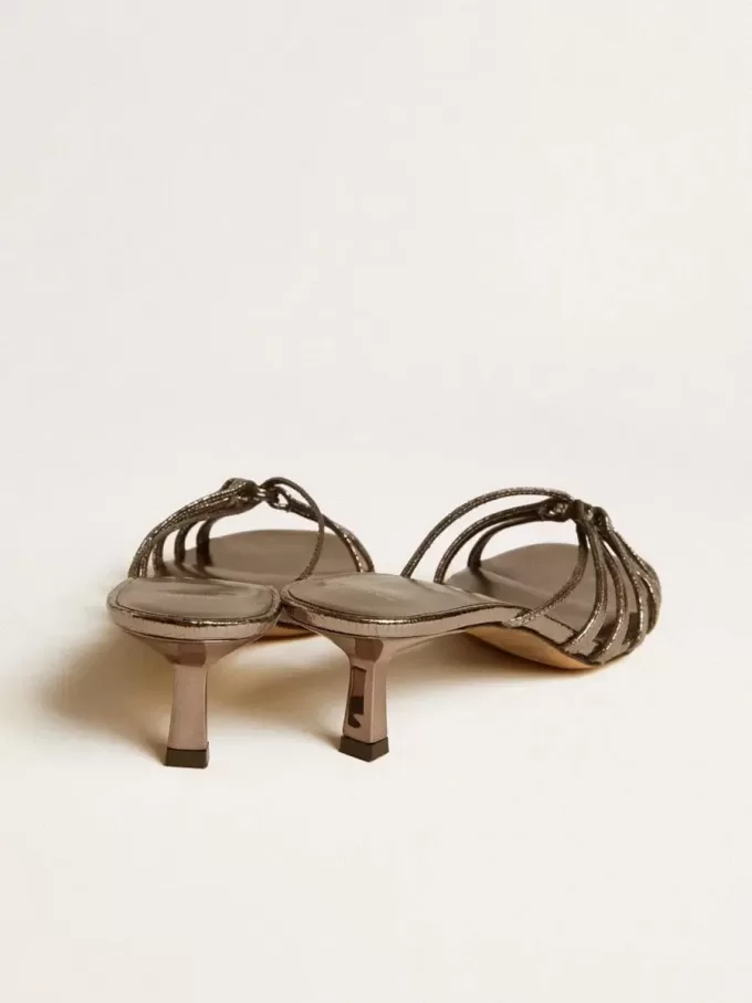 Sandalias Nico con tacón bajo en piel gris metalizada Sandalias Nico con tacón bajo en piel gris metalizada