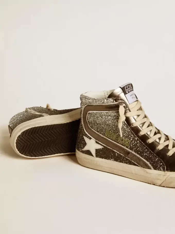 Sandalias para mujer en negro y plata brillante con estrella de piel y destellos metálicos
