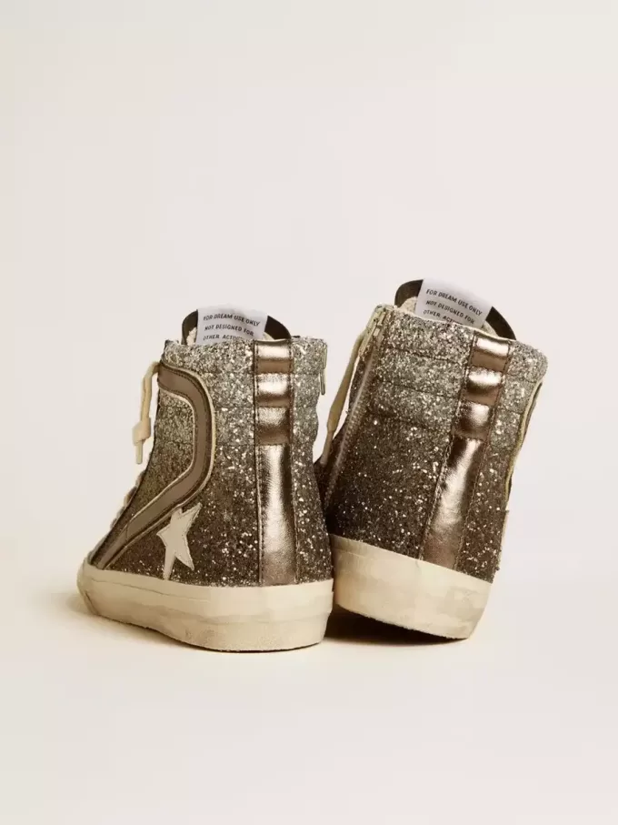 Sandalias para mujer en negro y plata brillante con estrella de piel y destellos metálicos