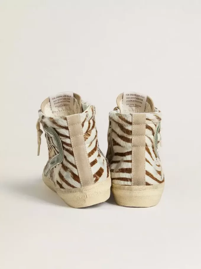 Sandalias para mujer en piel de potro con estampado de cebra y detalle en piel laminada verde