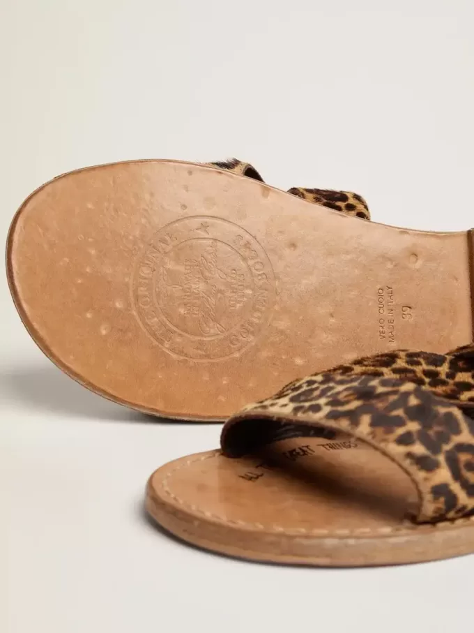 Sandalias planas Margaret para mujer en piel de potro con estampado de leopardo