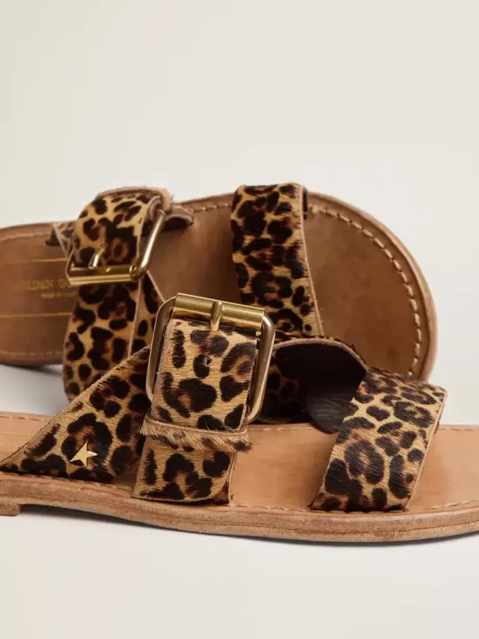 Sandalias planas Margaret para mujer en piel de potro con estampado de leopardo