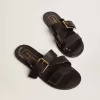 Sandalias planas Margaret para mujer en piel negra recubierta de resina Sandalias planas Margaret para mujer en piel negra recubierta de resina