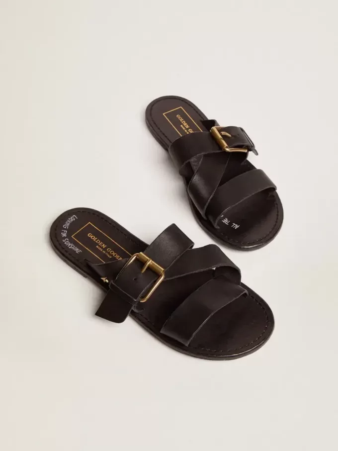 Sandalias planas Margaret para mujer en piel negra recubierta de resina Sandalias planas Margaret para mujer en piel negra recubierta de resina