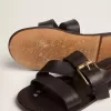 Sandalias planas Margaret para mujer en piel negra recubierta de resina Sandalias planas Margaret para mujer en piel negra recubierta de resina