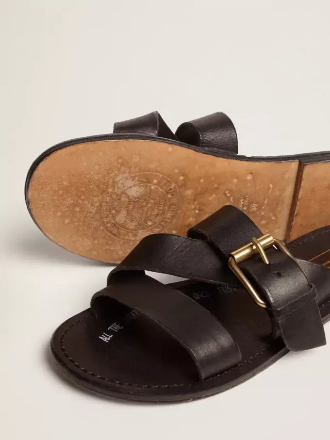 Sandalias planas Margaret para mujer en piel negra recubierta de resina Sandalias planas Margaret para mujer en piel negra recubierta de resina